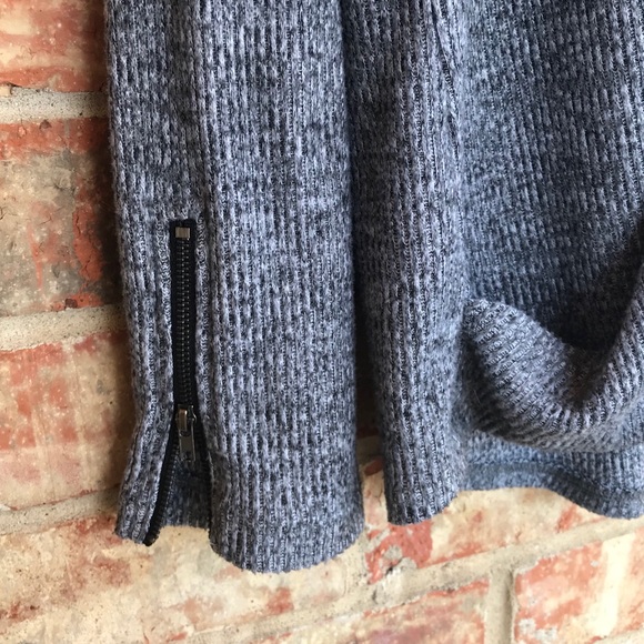 Olive & Oak crossover faux wrap sz LRG - Picture 10 of 10